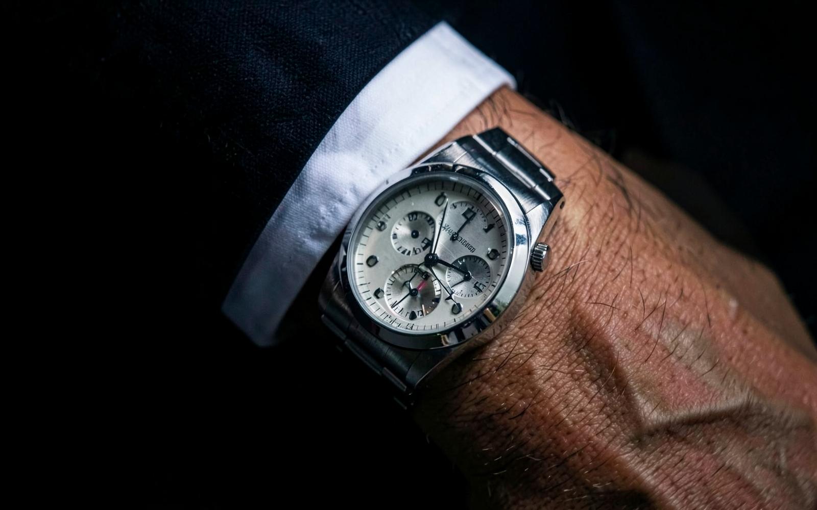 Nahaufnahme des ClarksFabrication Chronograph A-01 am Handgelenk unter einer Hemdmanschette